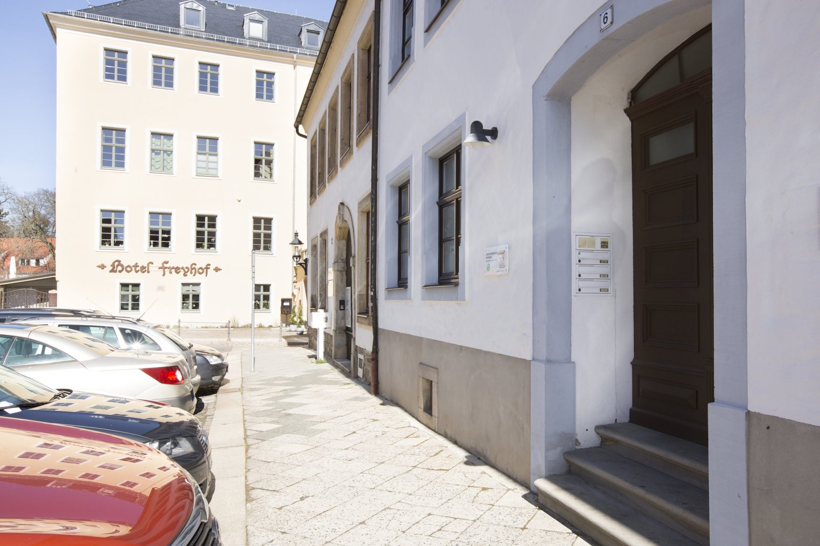 Behandlungsraum mit Liege für die Hypnosesitzung